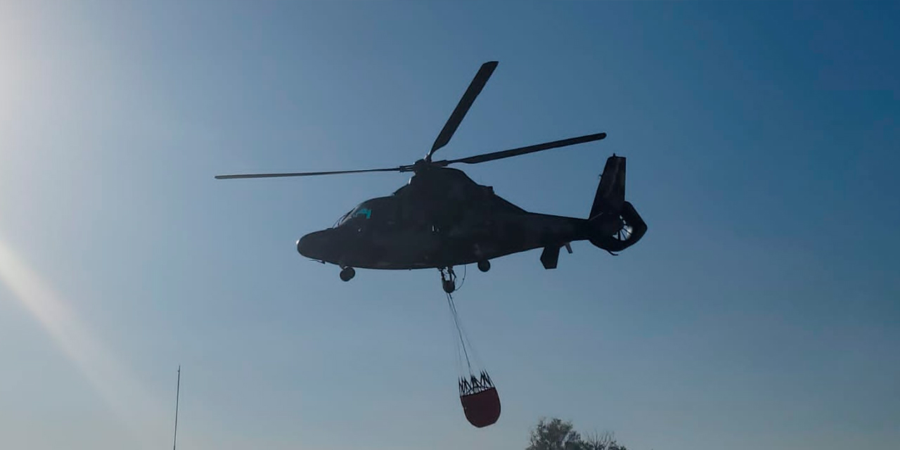 El helicóptero Z9 dotado de un BambiBucket Foto: Ministerio de Defensa