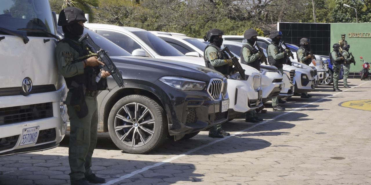 Vehículos secuestrados durante operativos policiales en busca de Sebastián Marset.