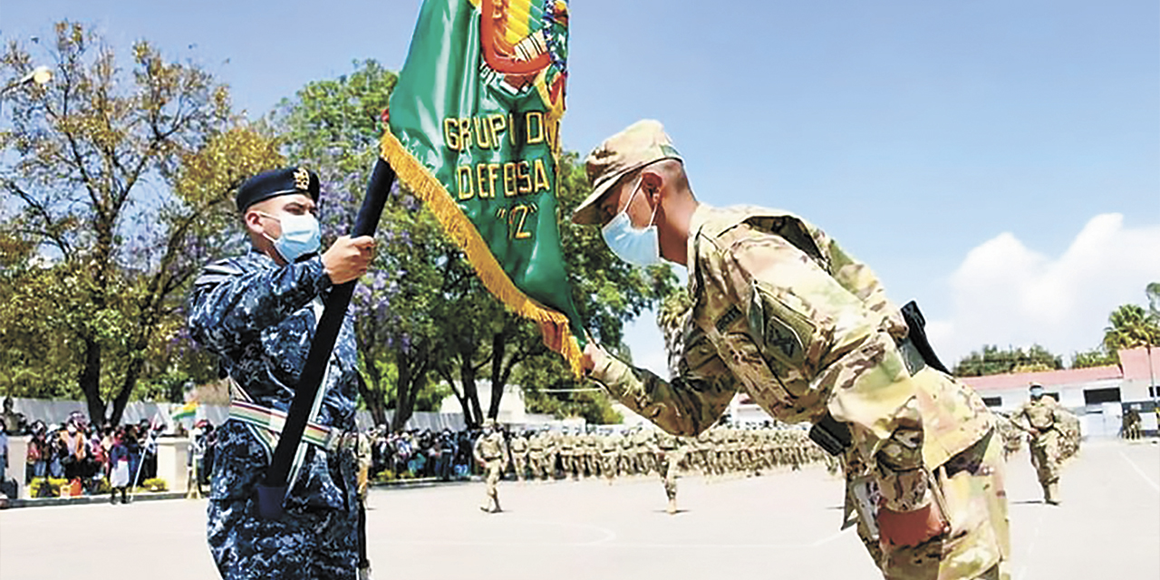 Un premilitar durante un acto de juramento a la bandera. | Foto: FFAA