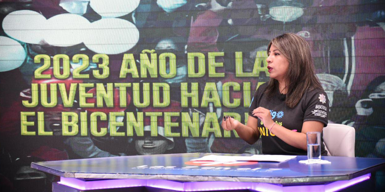 La viceminista Nadia Cruz durante su participación en el programa ‘Las 7 en el 7’, de Bolivia TV, donde dio a conocer las actividades para la juventud. (Foto: Gustavo Ticona)