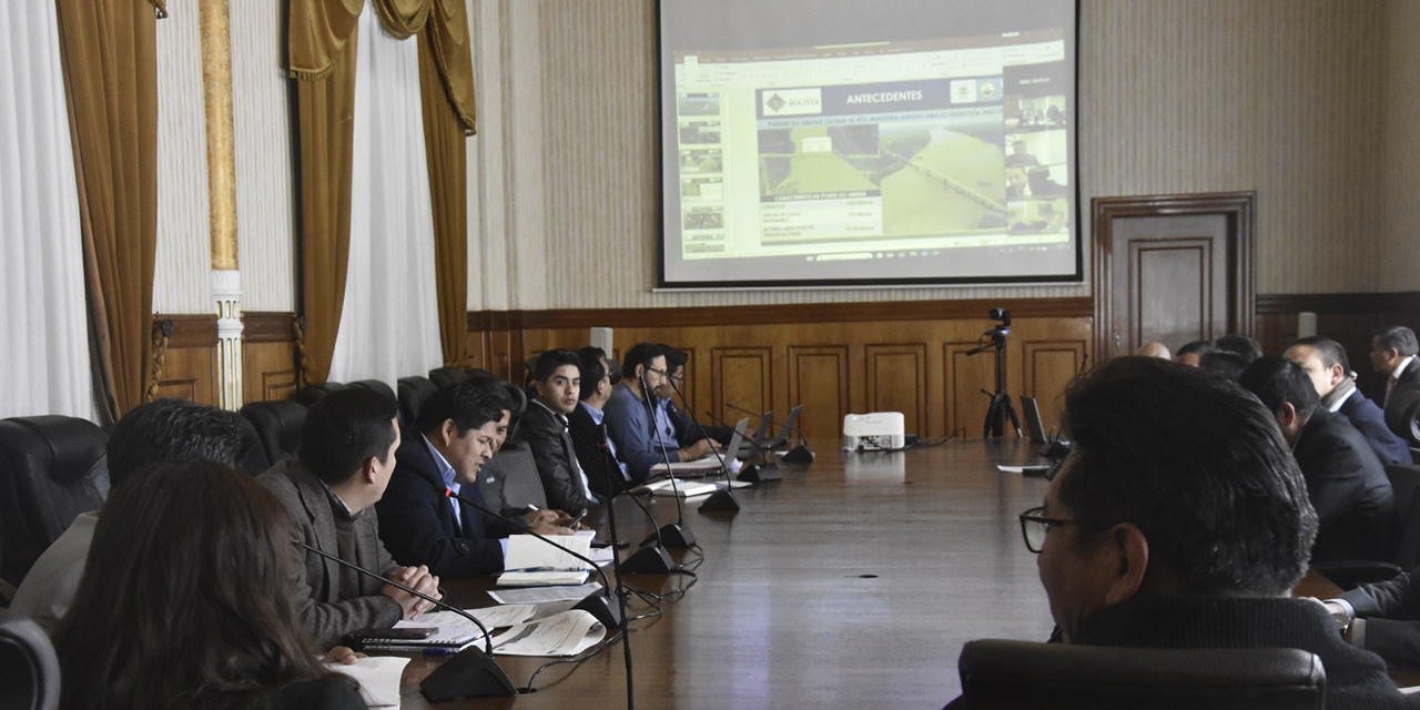 El viceministro Jaime Mamani (c) durante la reunión con autoridades de Brasil.