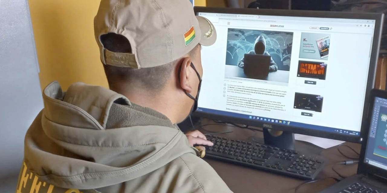 Un efectivo policial durante un control a posibles delitos virtuales. // FOTO:  FELCC - La Paz