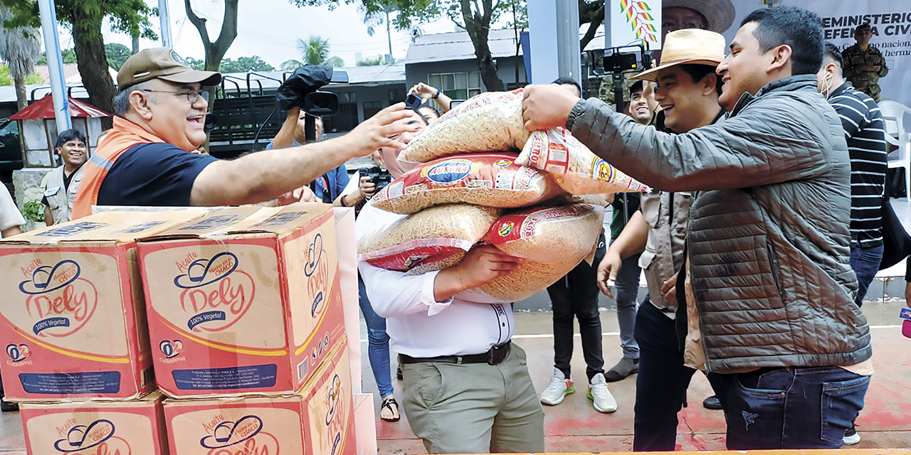 Entrega de alimentos a los municipios golpeados por los efectos climáticos. | Foto: Vicem. Defensa