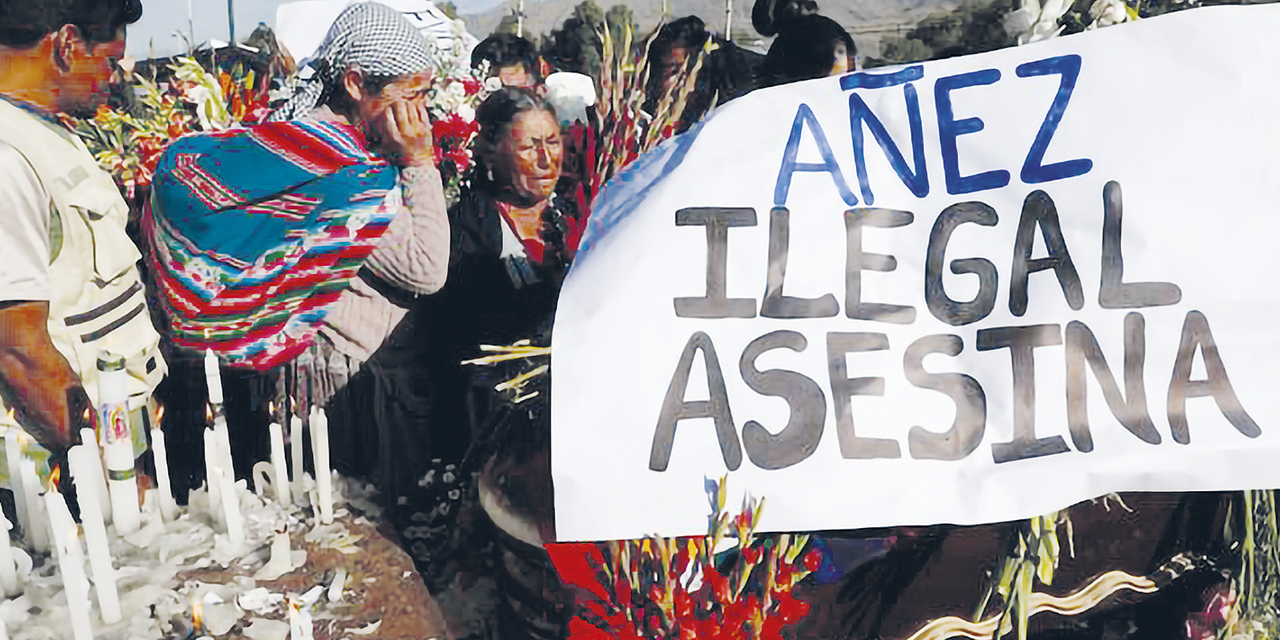 Velorio en la  vía pública de Sacaba y el cartel contra la presidenta de facto. | Foto: RRSS