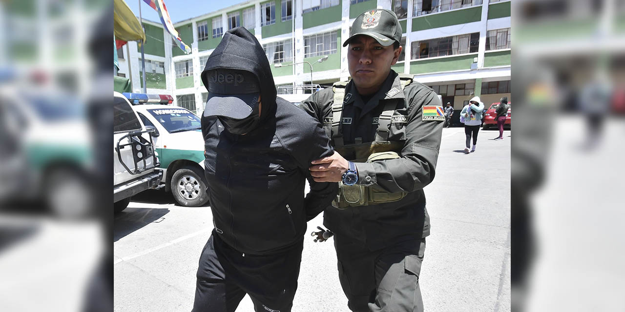 Uno de los cinco efectivos policiales es trasladado a celdas de la FELCC. | Foto: ABI