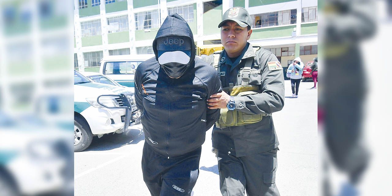 Uno de los cinco efectivos policiales implicados es trasladado a celdas de la FELCC, en La Paz. | Foto: APG