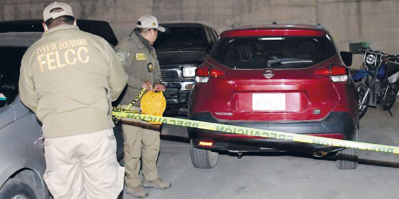 Efectivos de la FELCC con el vehículo secuestrado en Desaguadero. | Foto: RRSS