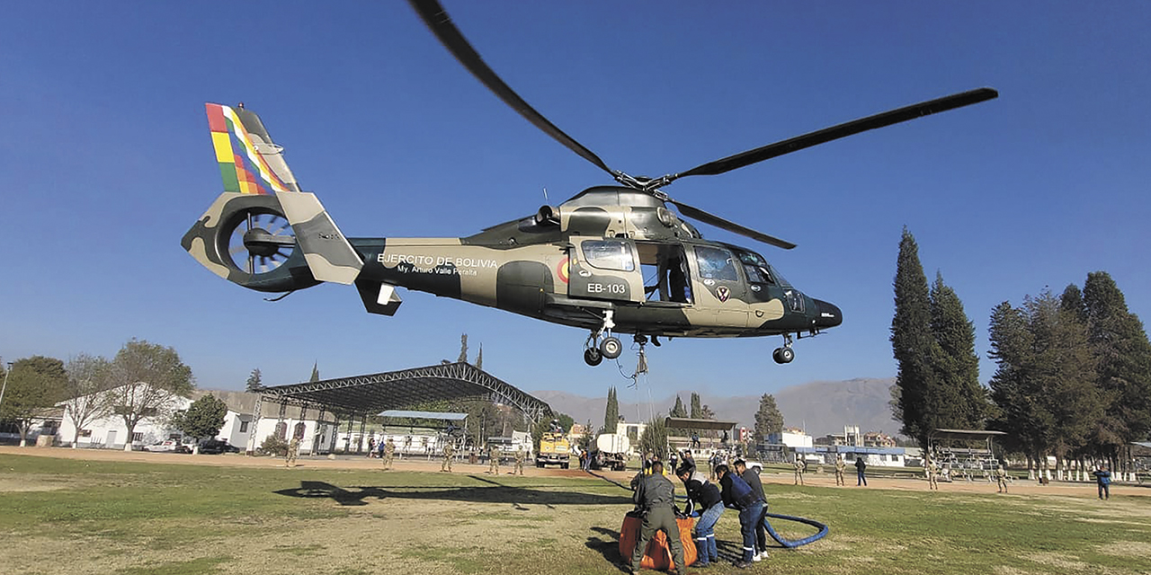 Un helicóptero con sistema Bambi Bucket. | Foto: Min. Defensa