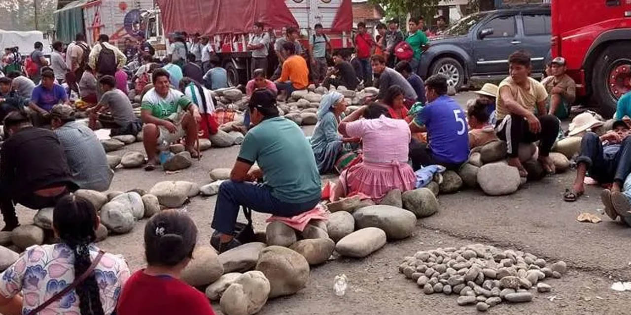 Bloqueo en el trópico de Cochabamba impide la circulación de los buses . | Foto: RRSS