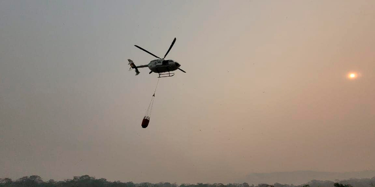 Un helicóptero con bambi bucket en plena labor. Foto: Ministerio de Defensa