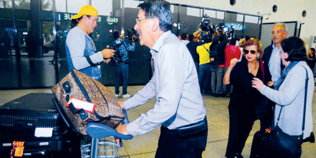 Otro de los repatriados  sale del aeropuerto de Viru Viru, de la ciudad de Santa Cruz. | Foto: MRE