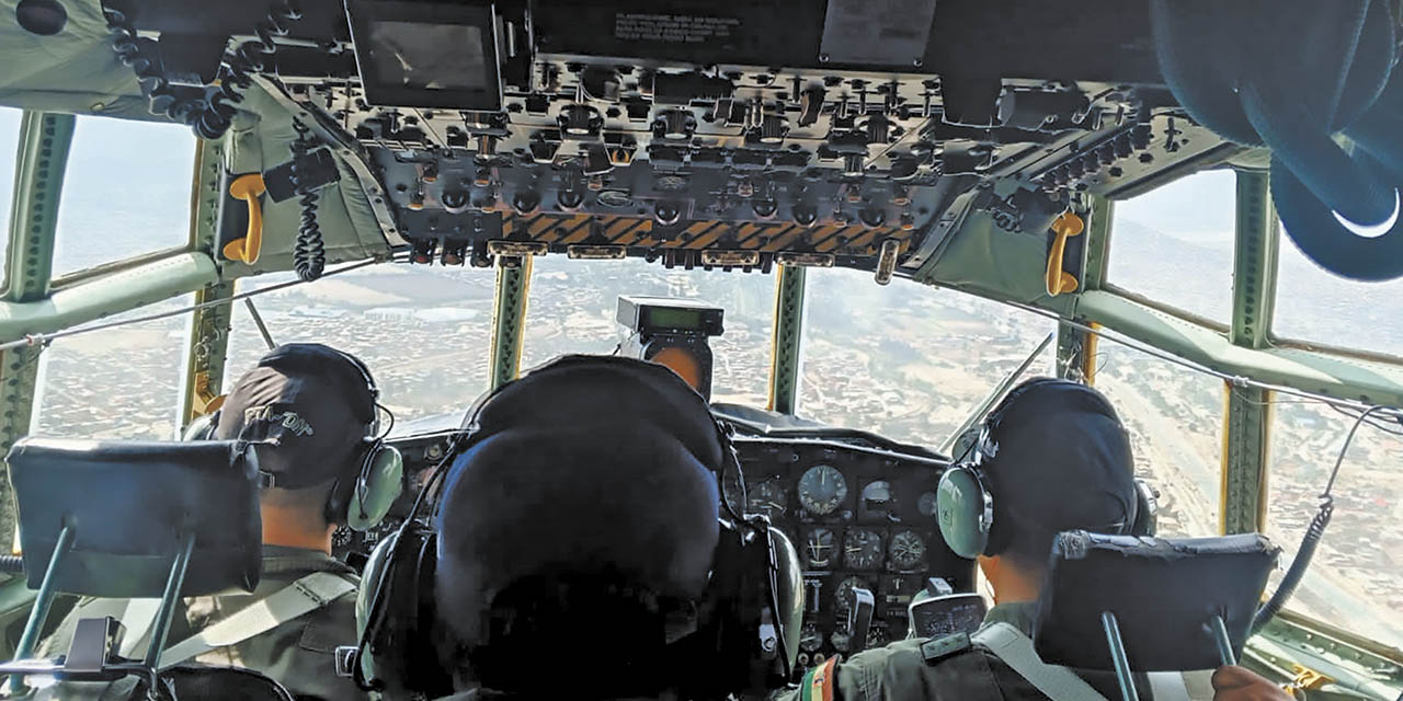 Tripulantes del Hércules durante el bombardeo de nubes. | Foto: RRSS