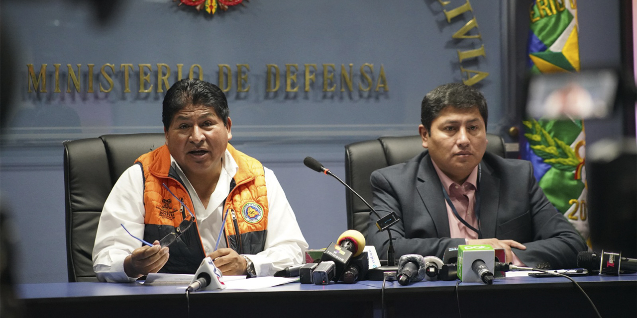 El viceministro de Defensa Civil, Juan Carlos Calvimontes, en confrecnia de prensa. | Foto: Jorge Mamani