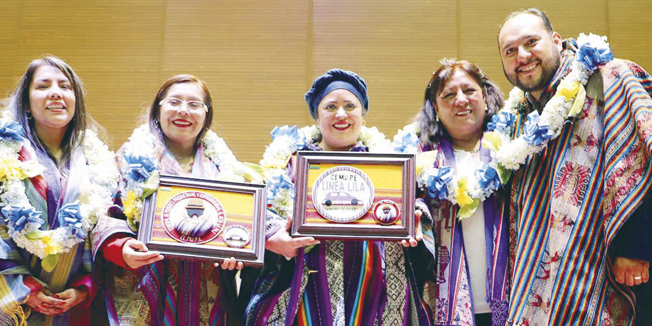 Un grupo de mujeres accedió a licencias de conducir otorgadas por el Segip. | Foto: Min. Presidencia