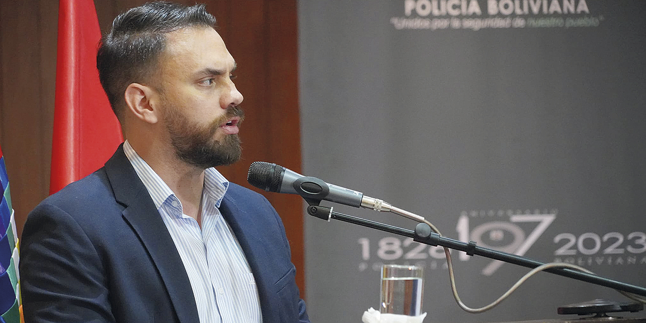 El ministro Eduardo Del Castillo durante un informe de casos resueltos  por la Fuerza Especial de Lucha Contra el Crimen de La Paz. | Foto: Min. Gobierno