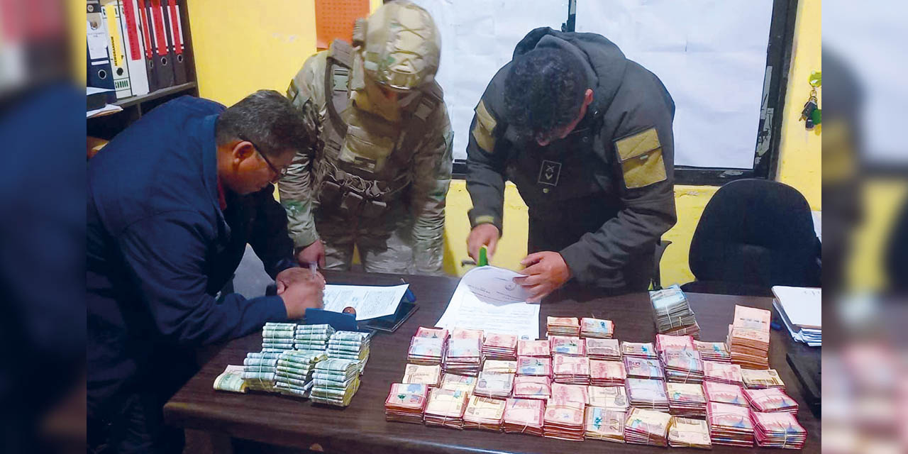 Efectivos militares y policiales durante la entrega del dinero. | Foto: Min. Defensa