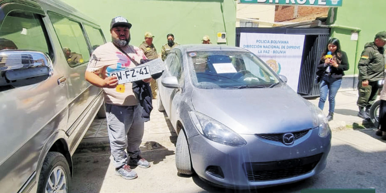 Un ciudadano chileno recuperó su auto, que en su país tenía denuncia de robo. | Foto: Policía Boliviana