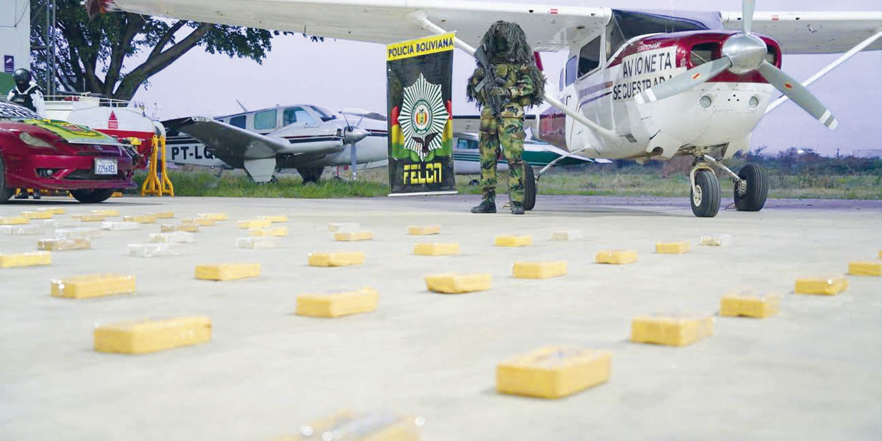 Droga y una avioneta incautada durante los últimos operativos de la FELCN. | Foto: Min. Gobierno