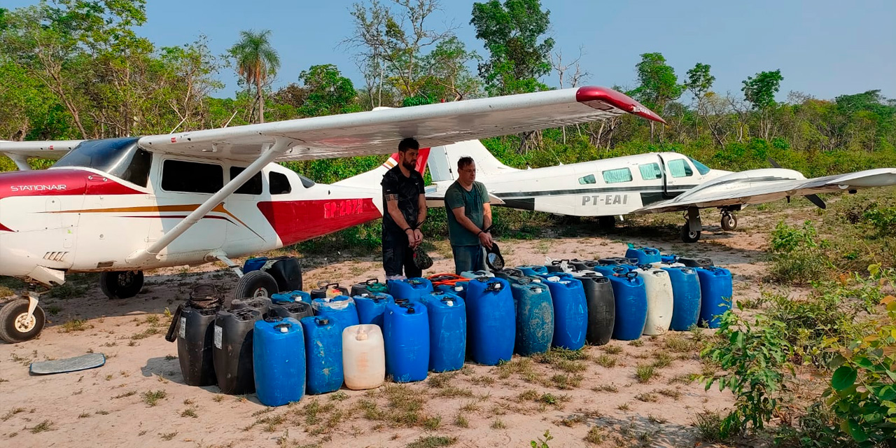 Los dos brasileños junto a las aeronaves. Foto: Facebook Jaime Mamani.