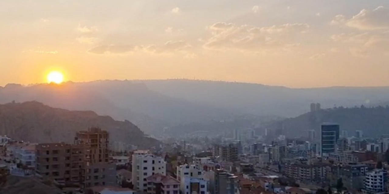 En los últimos días, chaqueos e incendios forestales registrados en el norte de La Paz generaron una densa humareda en la urbe. | Foto: MSyD