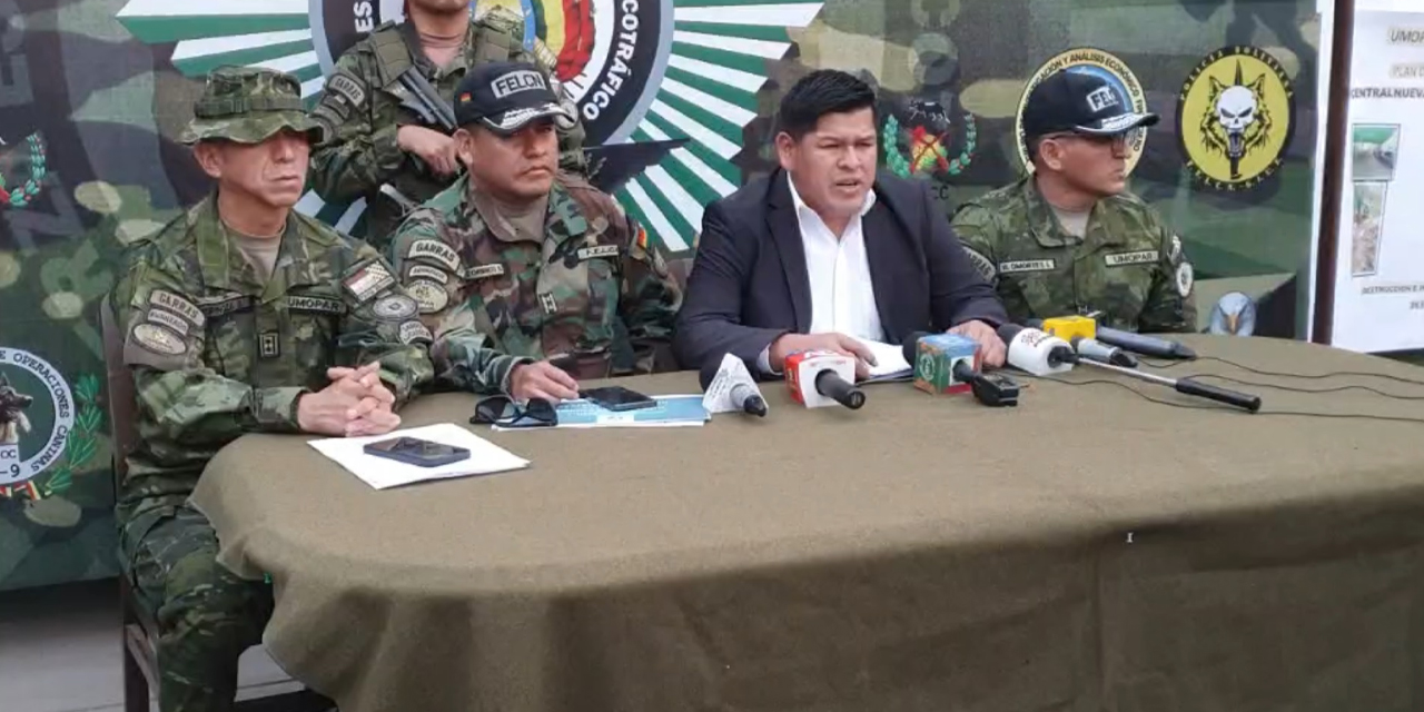 El viceministro de Defensa Social y Sustancias Controladas, Jaime Mamani, en conferencia de prensa.