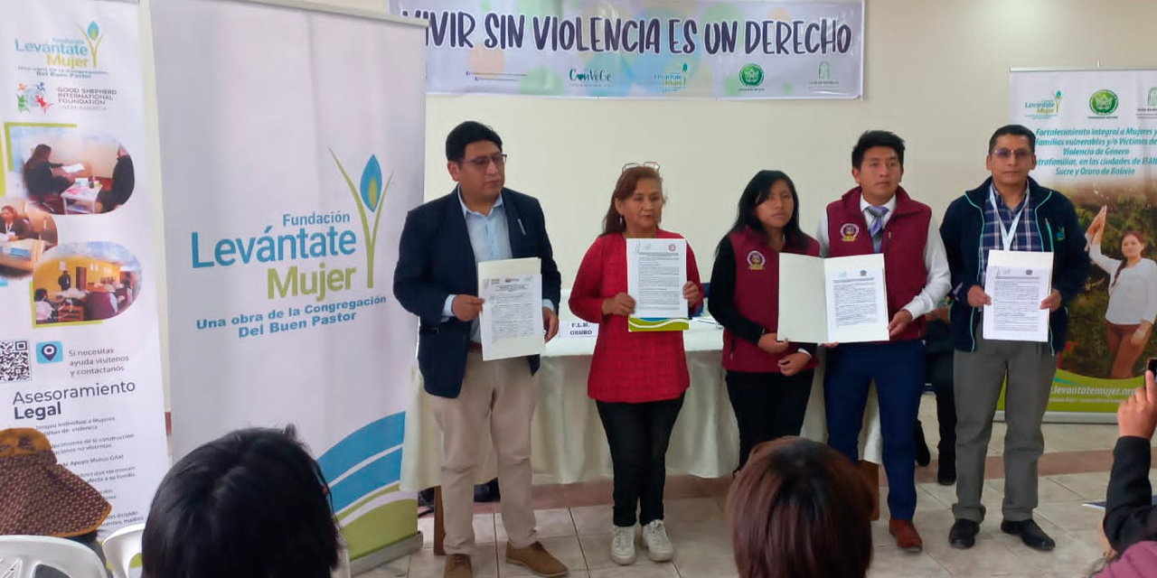 Representantes del Sepdavi y de la Fundación Levántate Mujer “Congregación del Buen Pastor” en la firma del convenio. Foto: MJyTI