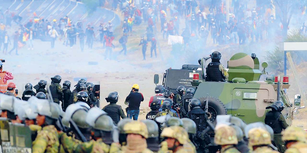 Blindados contra la población civil en Cochabamba. | Foto: RRSS