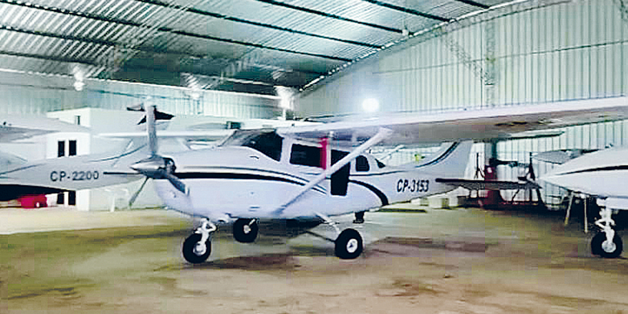 Una de las avionetas en el hangar del aeródromo La Cruceña. | Foto: RRSS