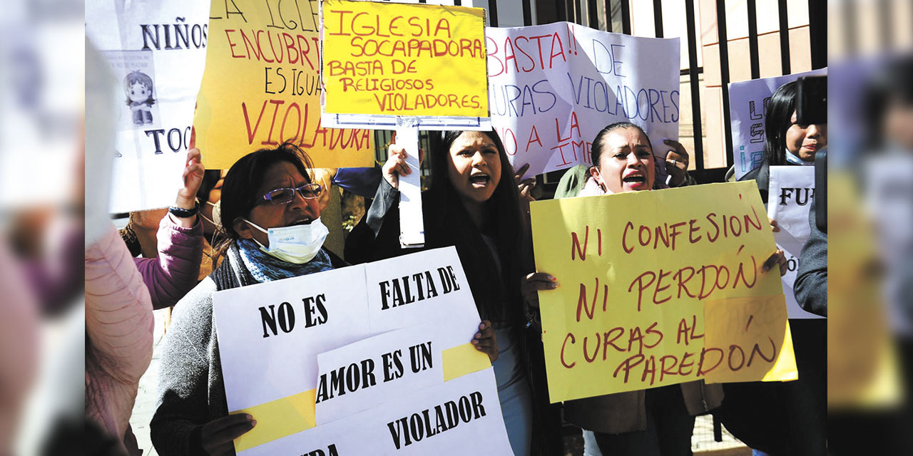 Protestas en La Paz por los casos de abuso sexual de parte de religiosos. | Foto: Freddy Barragán 