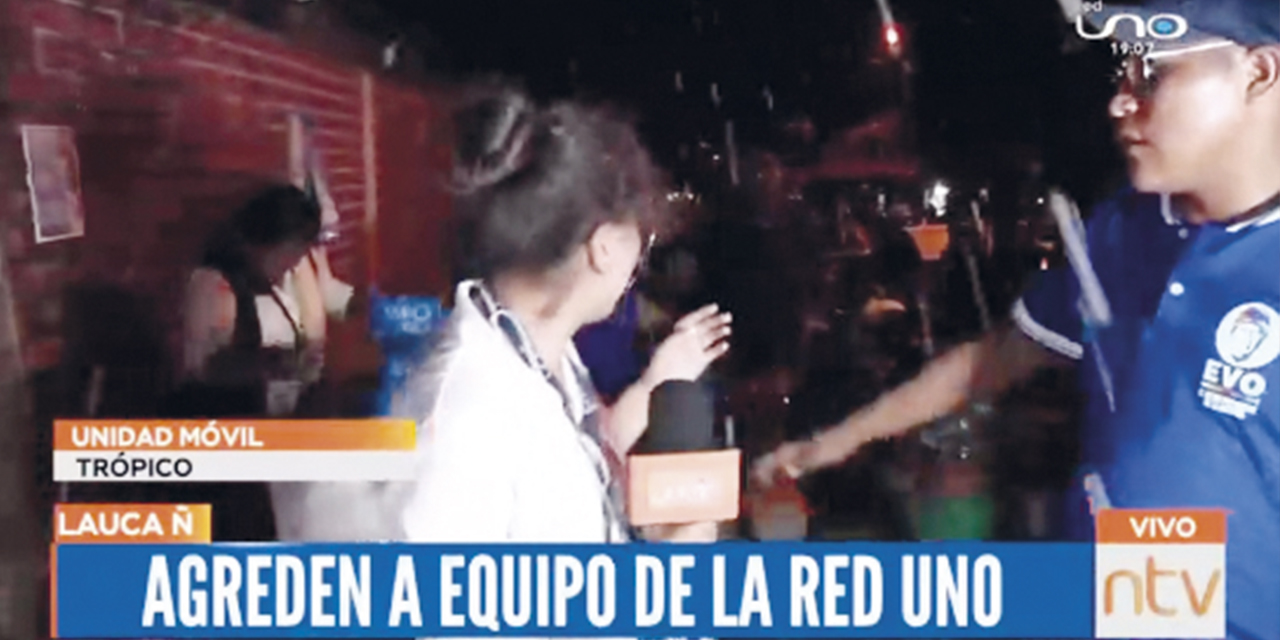 Momento en que echan agua a la periodista de la Red UNO. | Foto: Captura