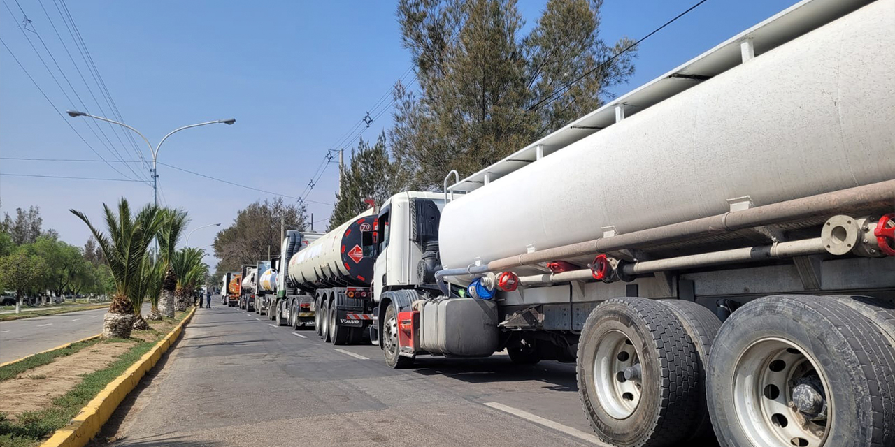 Los carros cisterna entregados a los municipios de Cochabamba. Foto: Ministerio de Defensa