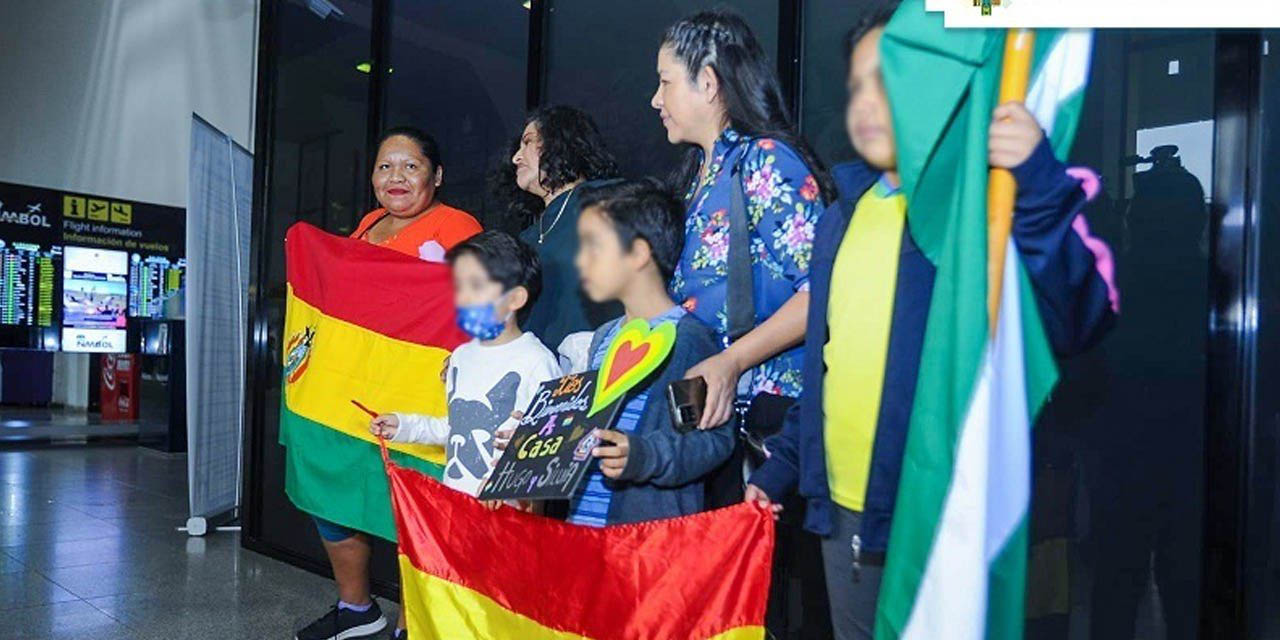 Familiares esperan el arribo de sus parientes con la bandera boliviana y la cruceña como símbolo de paz y amor. | Foto: RRSS