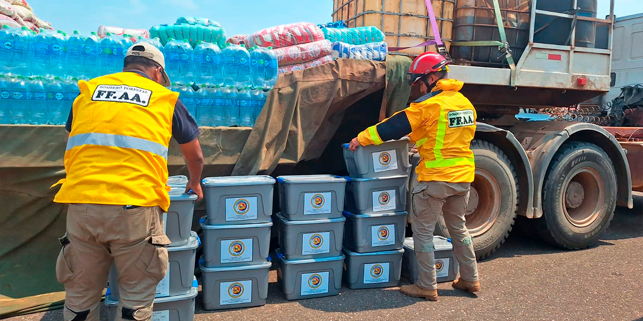 Personal militar ayuda a entregar la ayuda humanitaria que envía el Gobierno a los municipios afectados.