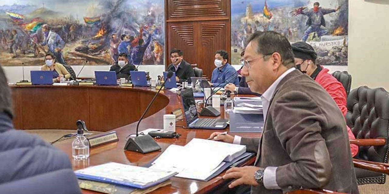 El presidente Luis Arce y ministros de Estado durante una reunión de Gabinete en la Casa Grande del Pueblo. | Foto: Archivo