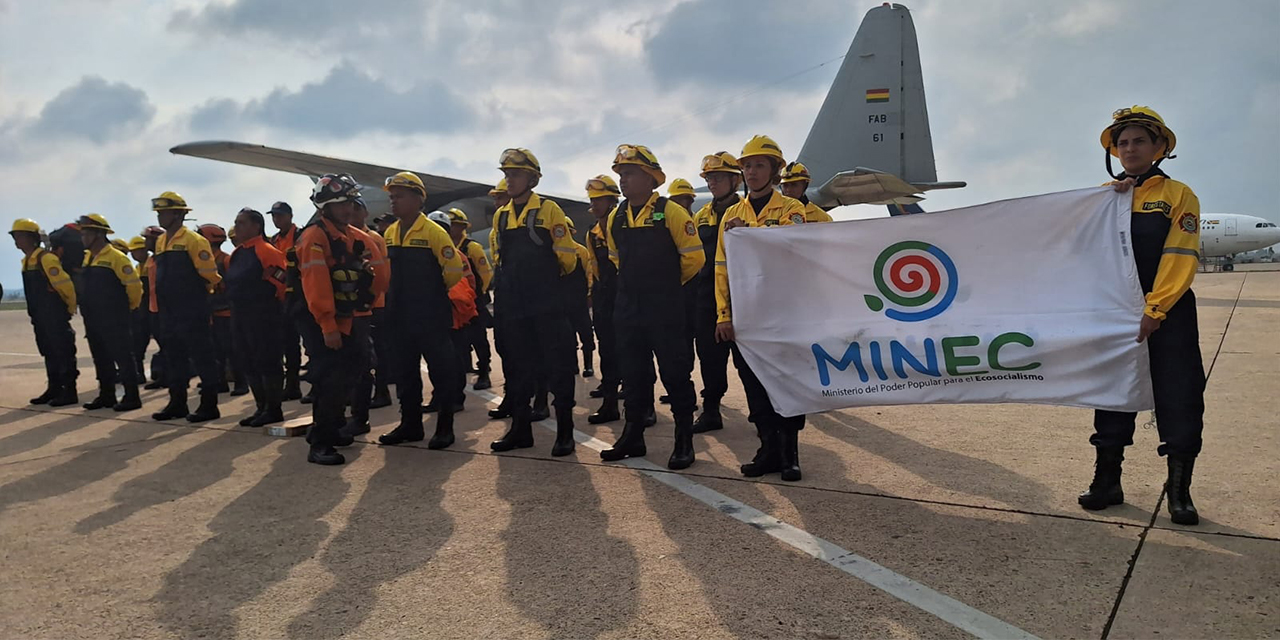 Arriba a Bolivia segundo grupo de 40 bomberos venezolanos; Gobierno reporta control de casi el 95% de los incendios 