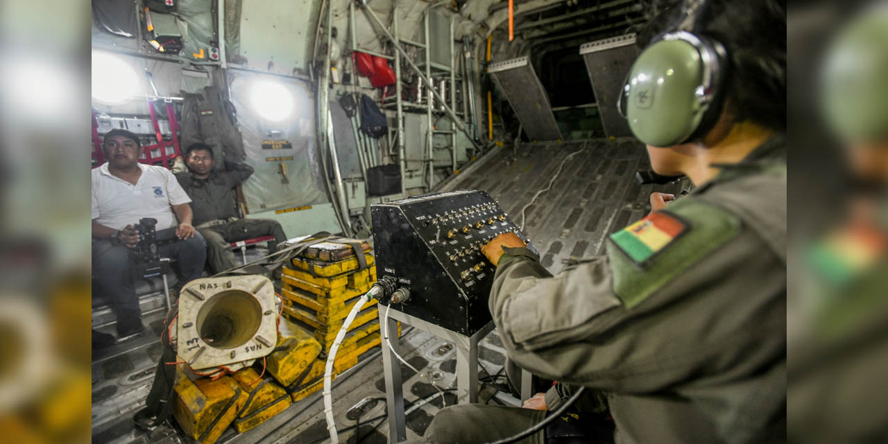 Programación del bombardeo de nubes desde el avión Hércules. | Foto: Ministerio de Gobierno