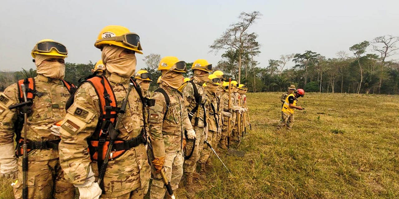 Se movilizan los bomberos forestales para mitigar incendios.