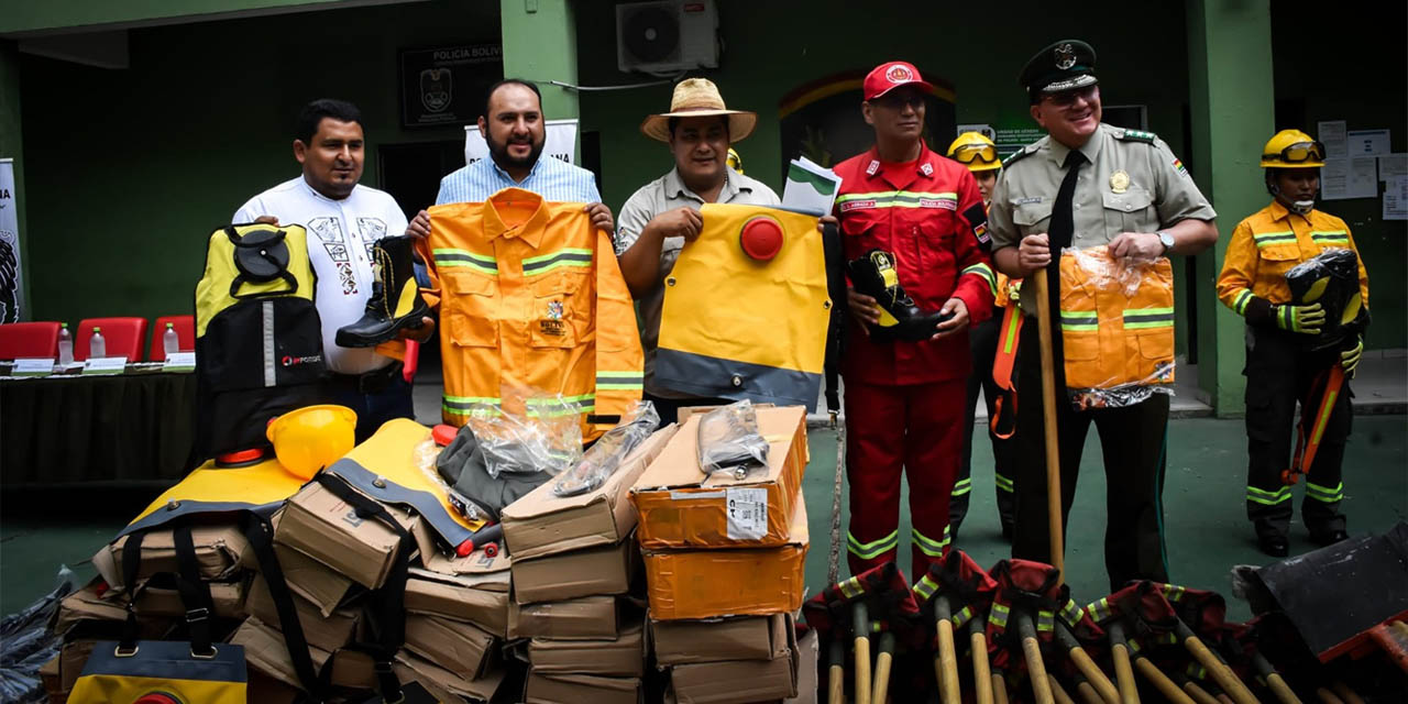 El viceministro Roberto Ríos participó en la entrega de equipamiento e indumentaria a los bomberos. | Foto VSC