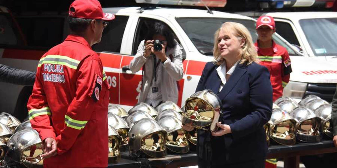 Embajadora de Francia entrega la donación a Bomberos Antofagasta Foto: Josue Cortez ABI