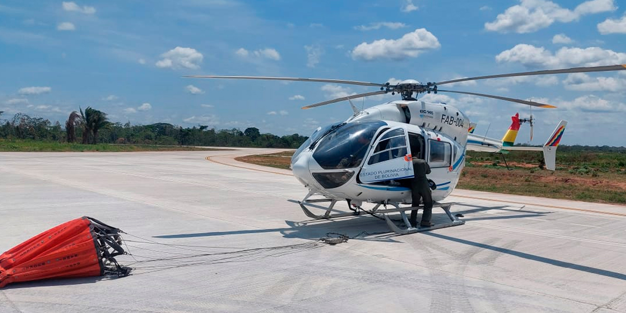 Uno de los helicópteros del Grupo Aéreo “51” de la FAB que apoya las labores de mitigación en Rurrenabaque. Foto: DICOS