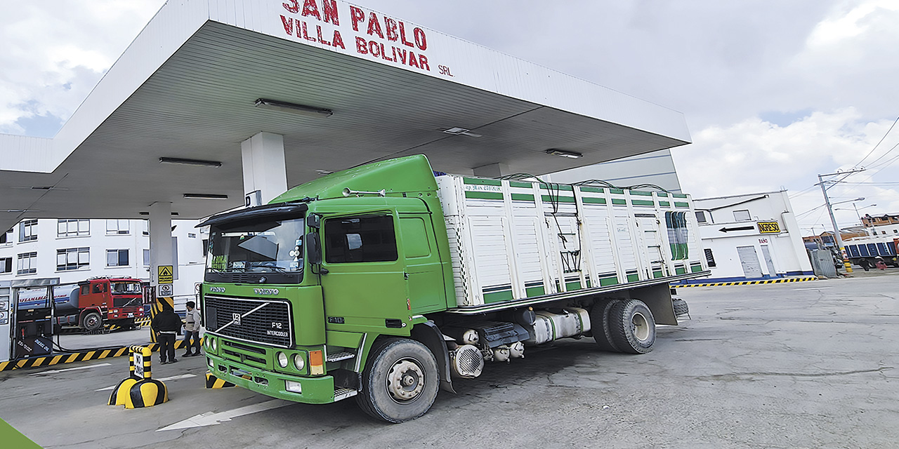 Una estación de servicio en territorio nacional vende combustible a un camionero boliviano. | Foto: ANH