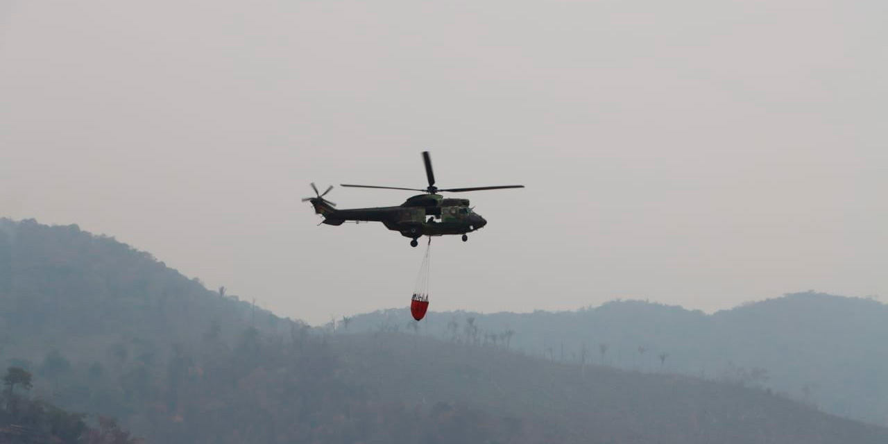 El helicóptero AS332C1e, con el sistema bambi bucket, combate el incendio en Palos Blancos. Foto: Dicos FAB