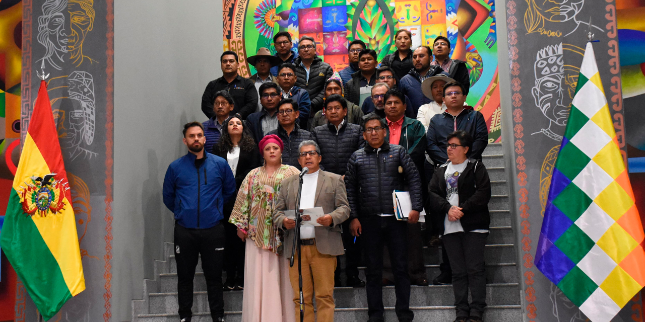 Conferencia de prensa conjunta del gabinete de ministros.