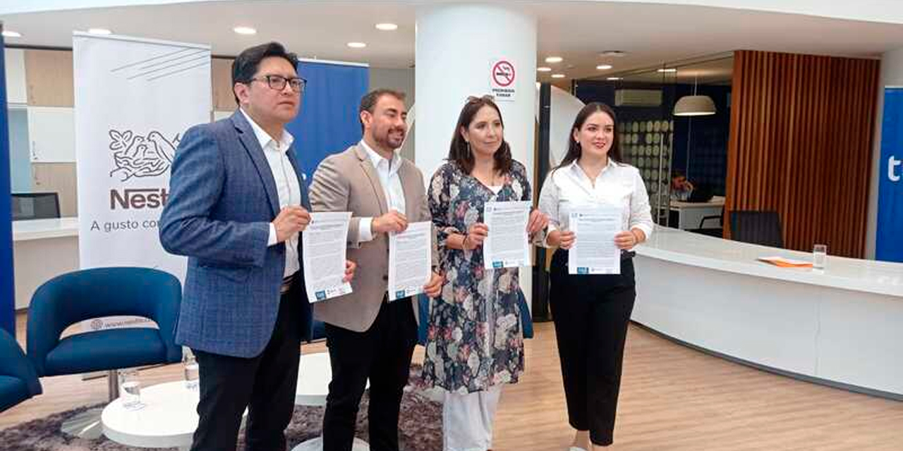 La viceministra junto a representantes de las empresas. Foto: Min. Justicia.