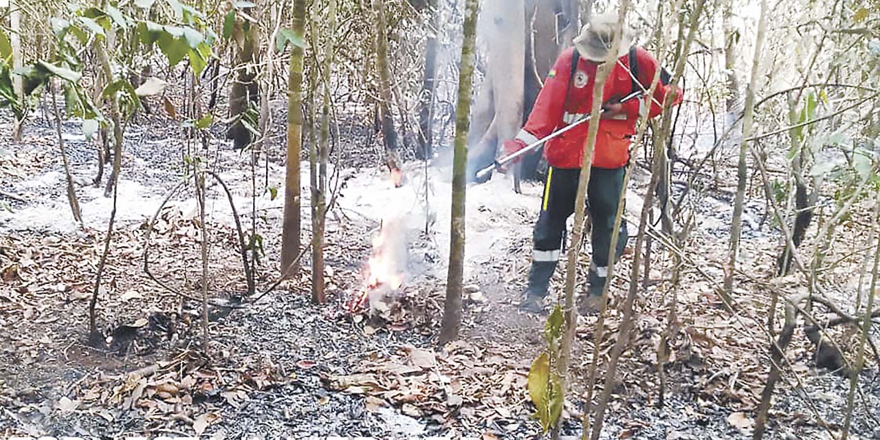 Un bombero forestal durante el sofocamiento de un incendio. | Foto: Vicem. Defensa Civil