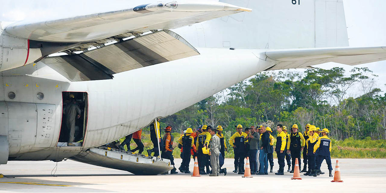 Bomberos forestales de Venezuela, a su arribo a Rurrenabaque. | Foto: Ministerio de Defensa