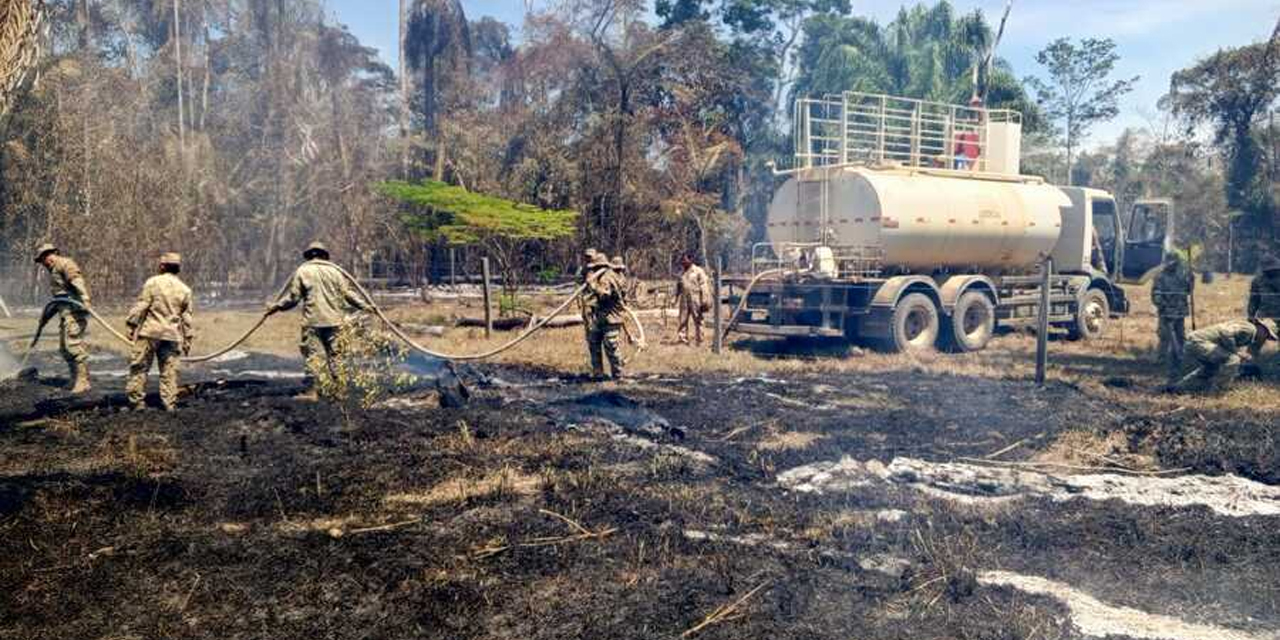 Bomberos militares efectúan trabajos de mitigación. Foto: Min. Defensa