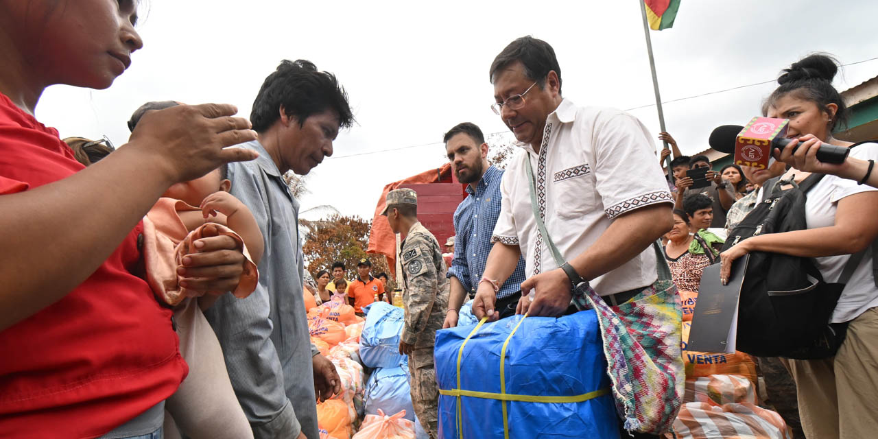 Presidente entrega ayuda humanitaria a la comunidad Tsimane Pachiuval, en el municipio de San Borja. Foto: Comunicación Presidencial.