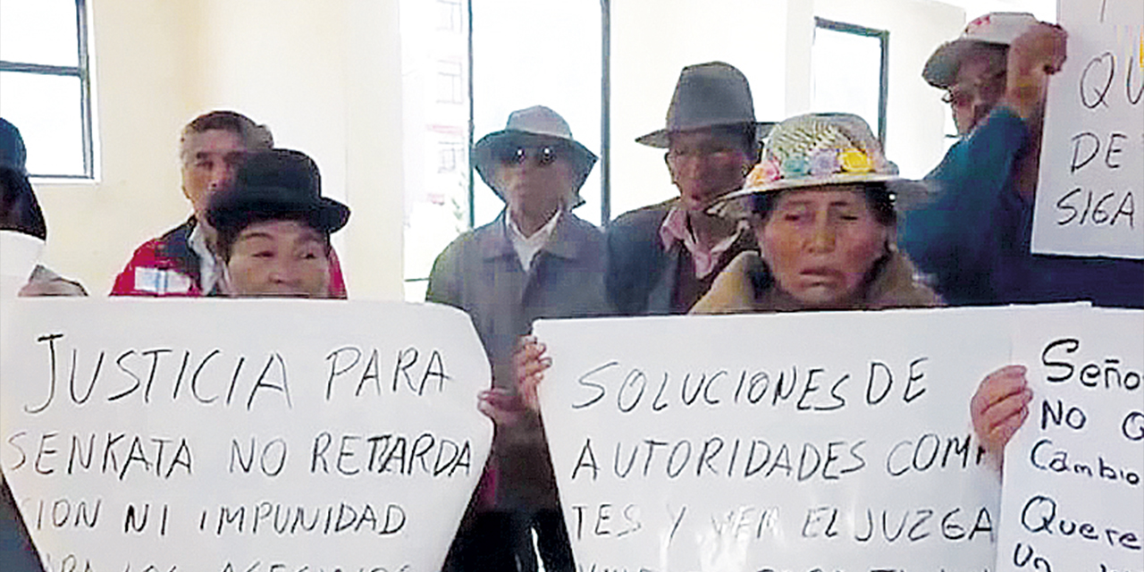 Víctimas de Senkata reclaman por justicia en los tribunales de El Alto. | Foto: Bolivia Tv