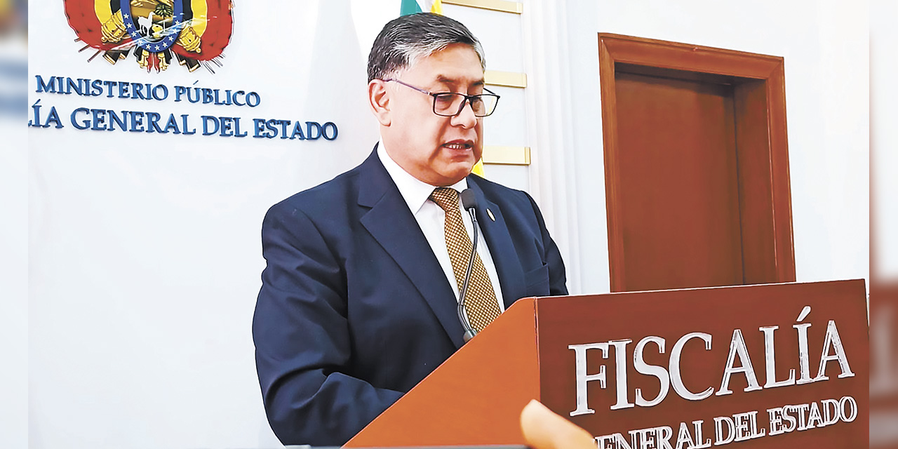 El fiscal general del Estado, Juan Lanchipa, en conferencia de prensa. | Foto: Fiscalía